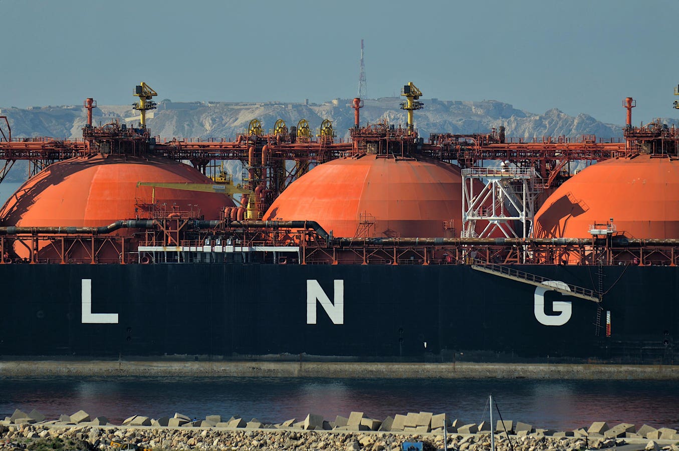 LNG exports from U.S. to 43 countries are projected to reach 120 million tpy in 2026. Annual export revenues exceed $60 billion, with over $8 billion 