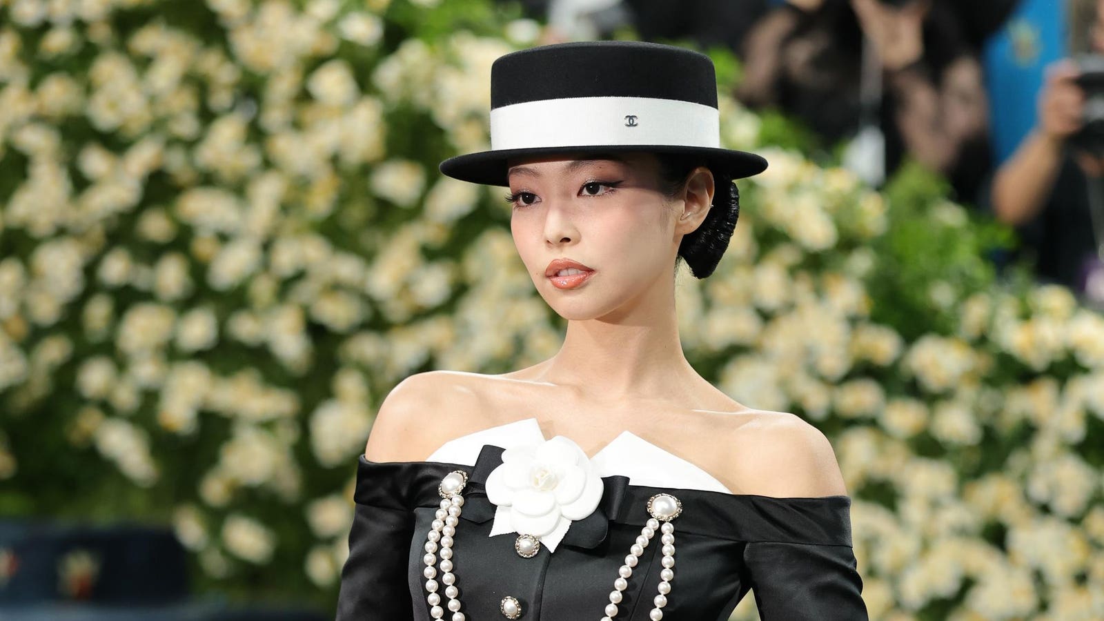"Dracula" rises into the top 10 on Billboard's Pop Airplay chart for the first time, becoming one of a handful of K-pop tunes to reach that 